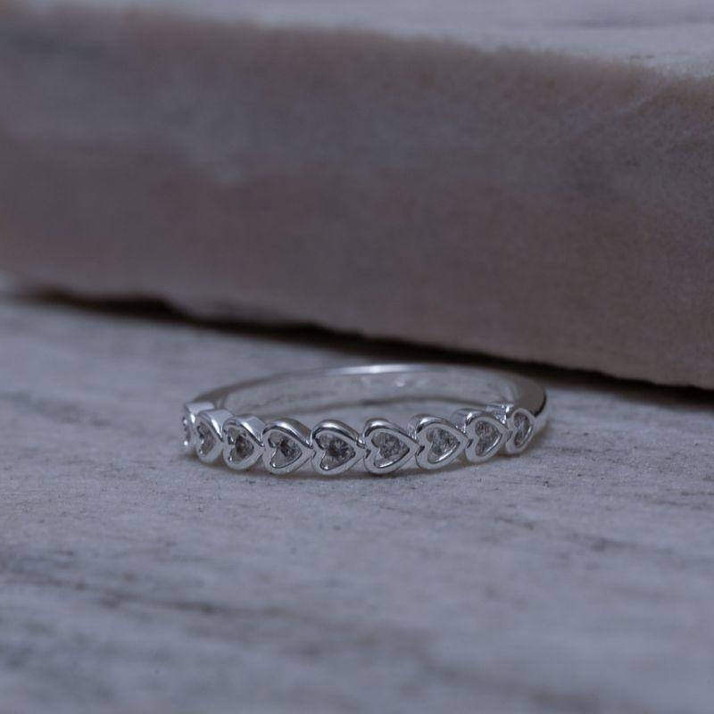 ANEL CORAÇÕES COM PEDRAS CRISTAIS BANHO PRATA