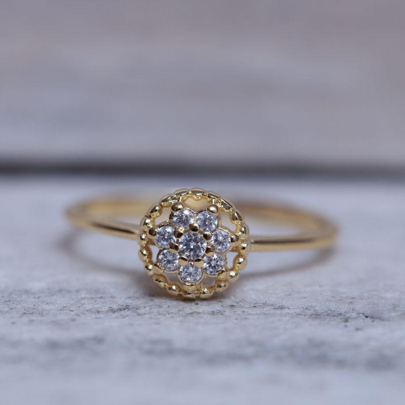 ANEL FLORZINHA COM PEDRINHA CRISTAL BANHO OURO 18K