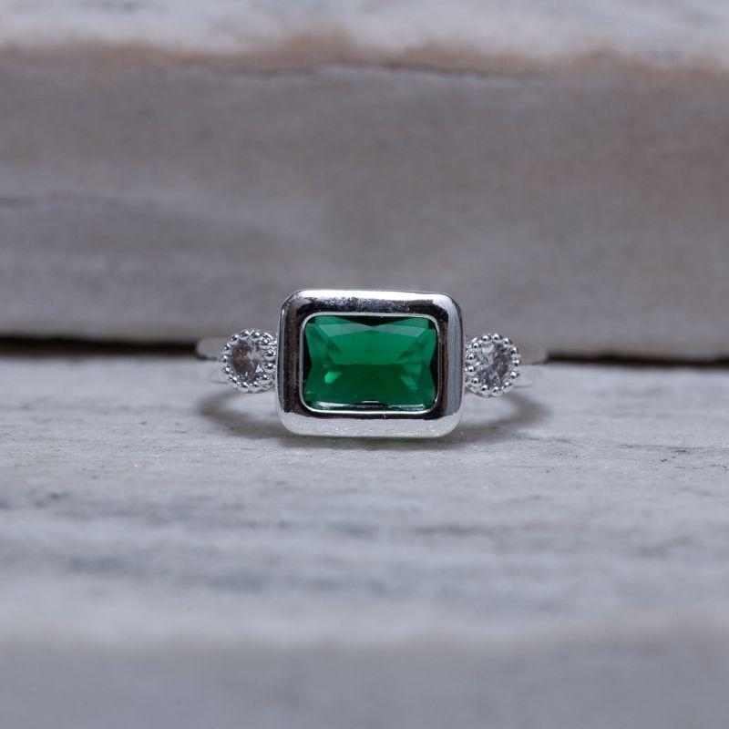 ANEL QUADRADO COM PEDRA VERDE ESMERALDA BANHO PRATA