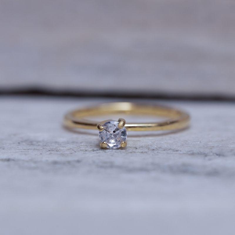 ANEL SOLITÁRIO 4 GARRAS CRISTAL BANHO OURO 18K