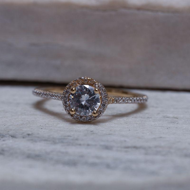 ANEL SOLITÁRIO CRAVEJADO COM ZIRCÔNIAS BANHO OURO 18K