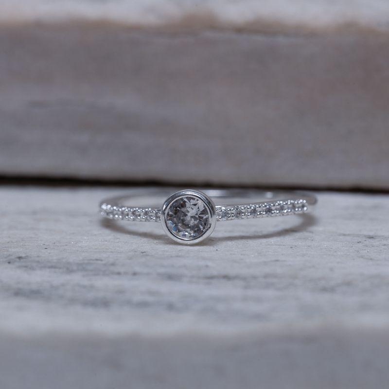 ANEL SOLITÁRIO REDONDO CRAVEJADO BANHO PRATA