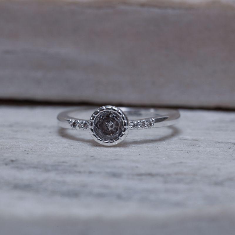 ANEL SOLITÁRIO COM ZIRCÔNIA CRAVEJADAS BANHO PRATA