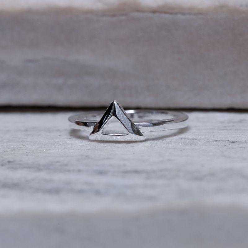 ANEL TRIÂNGULO LISO BANHO PRATA