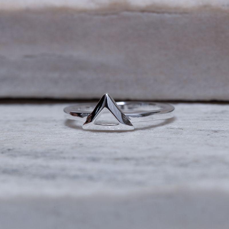 ANEL TRIÂNGULO LISO BANHO PRATA