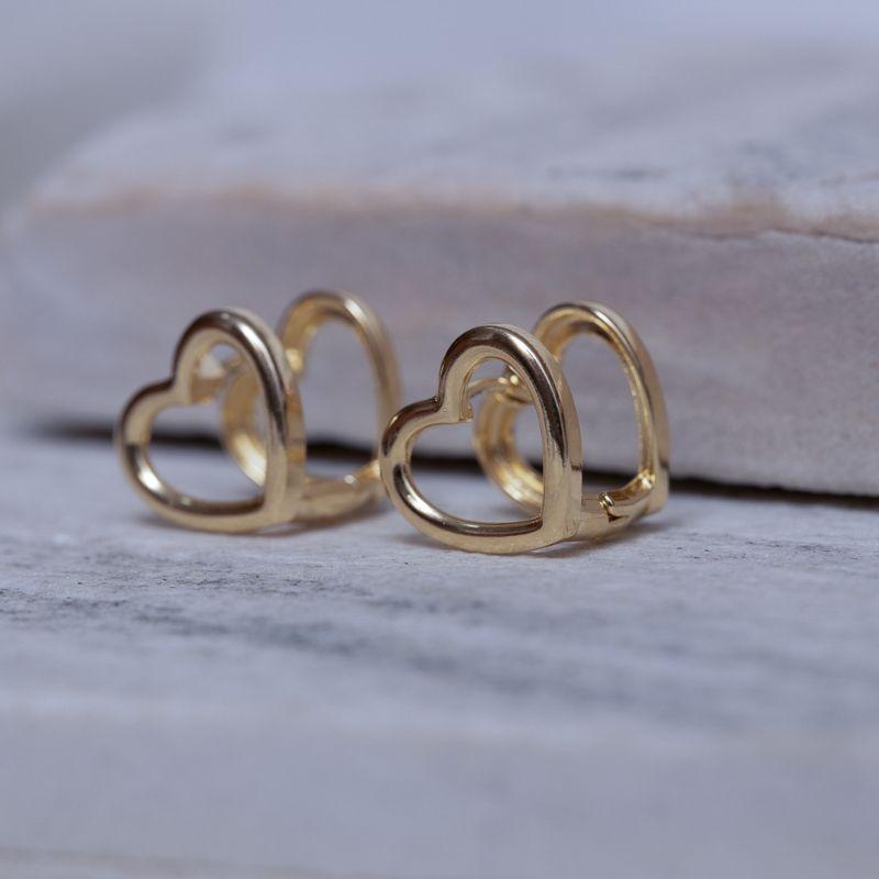 BRINCO ARGOLA CORAÇÃO P DUPLO VAZADO BANHO OURO 18K