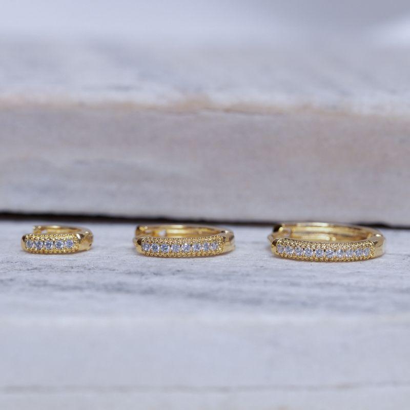 BRINCO ARGOLA M 1 FILEIRA CRAVEJADA BANHO OURO 18K