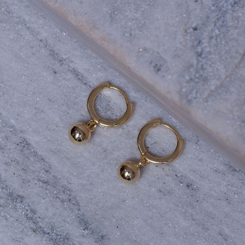 BRINCO ARGOLINHA COM PINGENTE BOLINHA BANHO OURO 18K