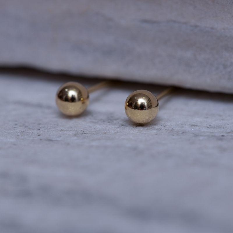 BRINCO BOLINHA LISA P BANHO OURO 18K