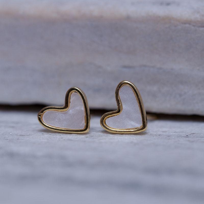 BRINCO CORAÇÃO COM MADRE PÉROLA BANHO OURO 18K