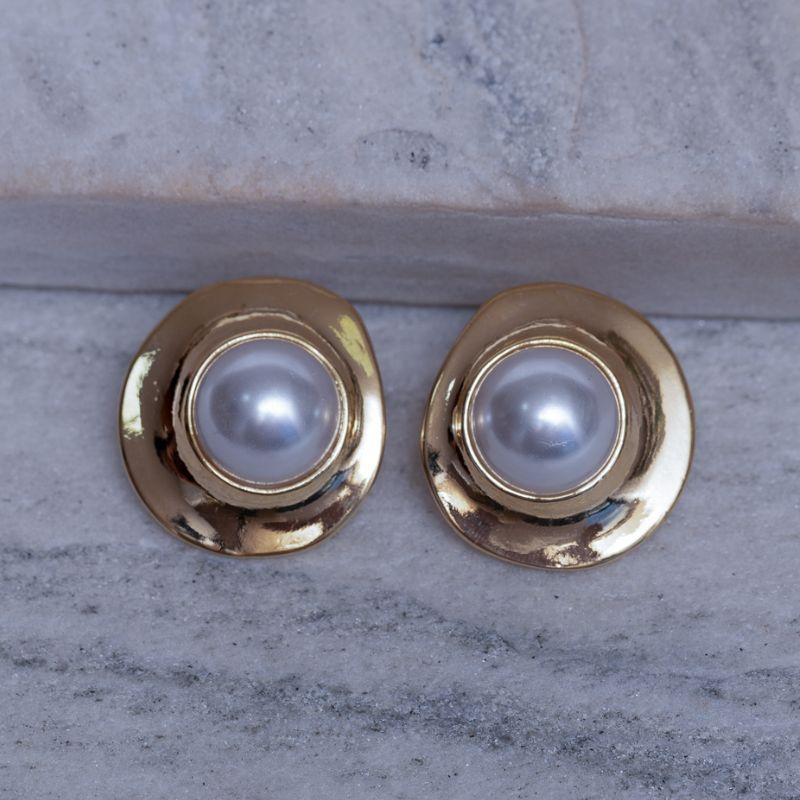 BRINCO ORGÂNICO CLÁSSICO COM PÉROLA BANHO OURO 18K