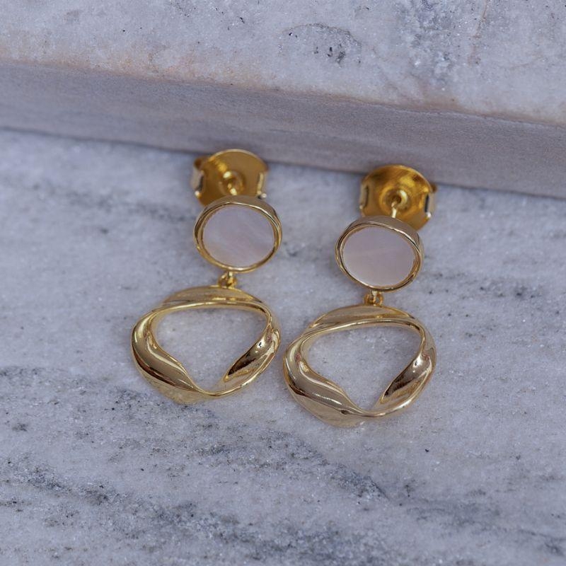 BRINCO ORGÂNICO COM BASE MADRE PÉROLA BANHO OURO 18K