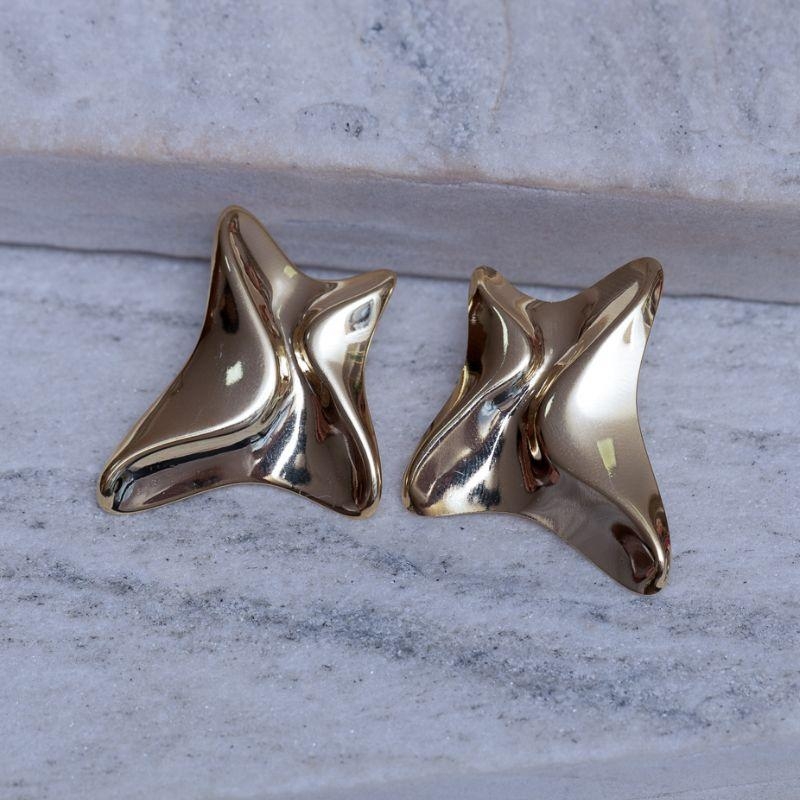 BRINCO ORGÂNICO CONTEMPORÂNEO LISO BANHO OURO 18K