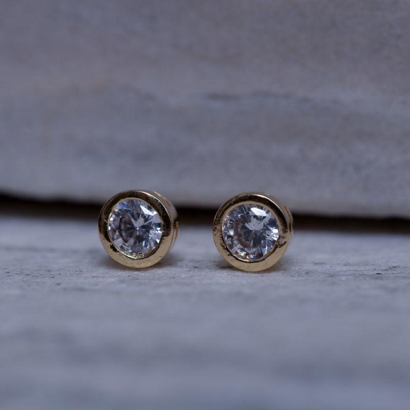 BRINCO PONTO DE LUZ CRISTAL COM BORDA BANHO OURO 18K