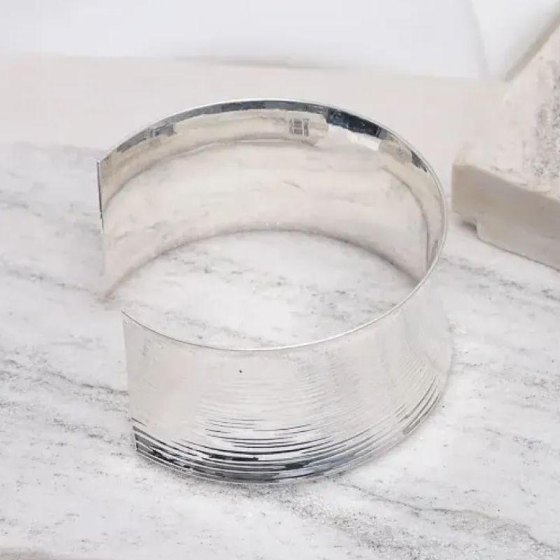 BRACELETE LARGO RISCADO BANHO PRATA