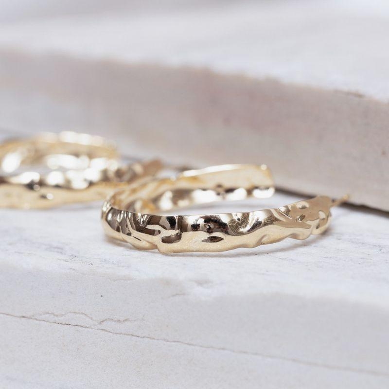 BRINCO ARGOLA AMASSADA BANHO OURO 18K