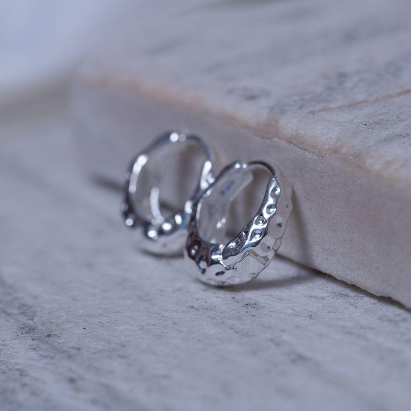 BRINCO ARGOLA AMASSADA BANHO PRATA