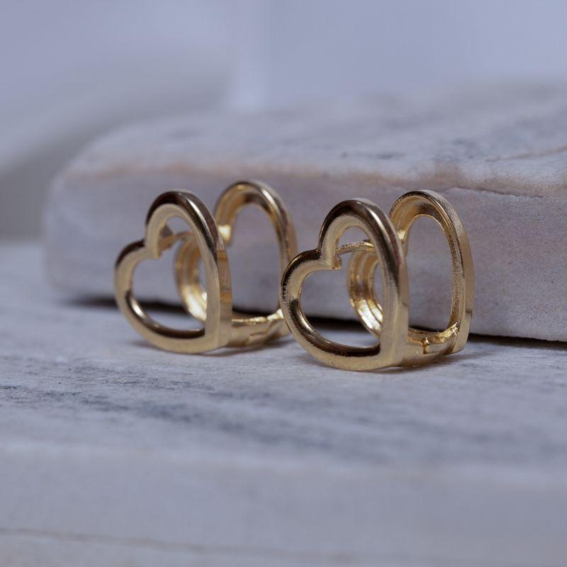 BRINCO ARGOLA CORAÇÃO M DUPLO VAZADO BANHO OURO 18K