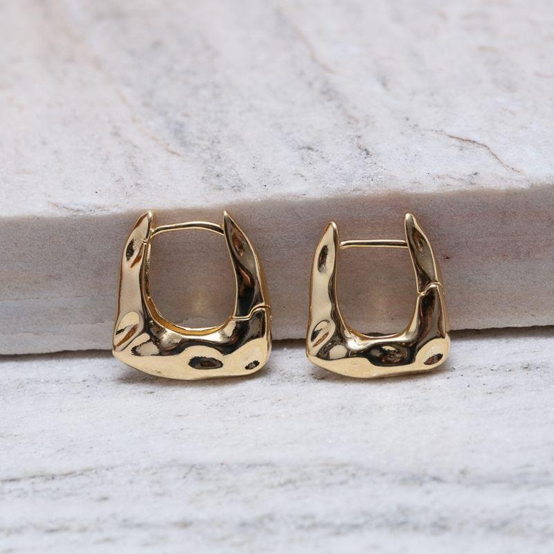 BRINCO ARGOLA G RETANGULAR AMASSADA BANHO OURO 18K