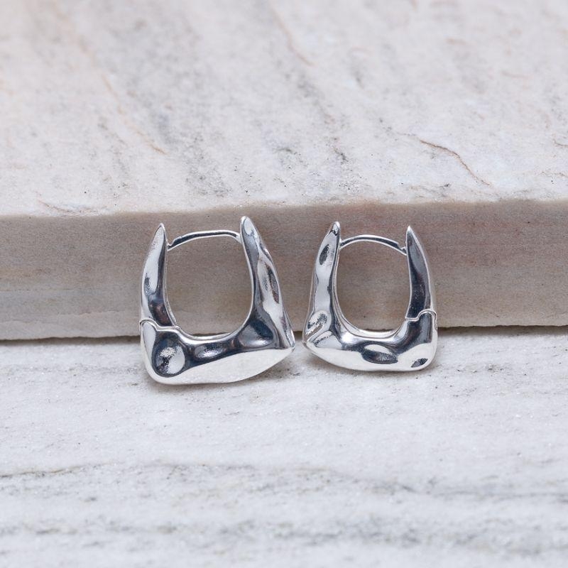 BRINCO ARGOLA G RETANGULAR AMASSADA BANHO PRATA