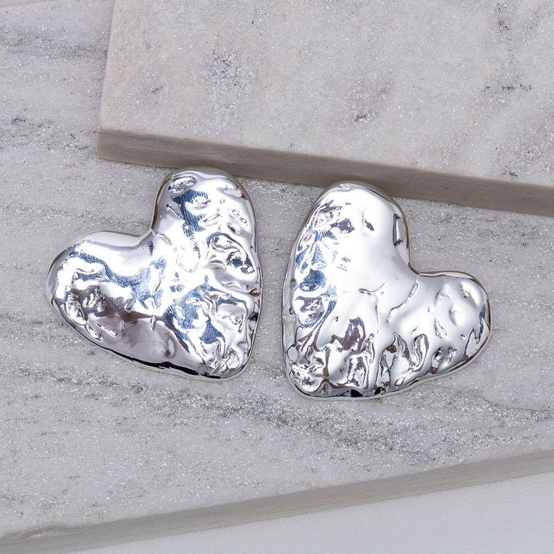 BRINCO CORAÇÃO MARTELADO BANHO PRATA