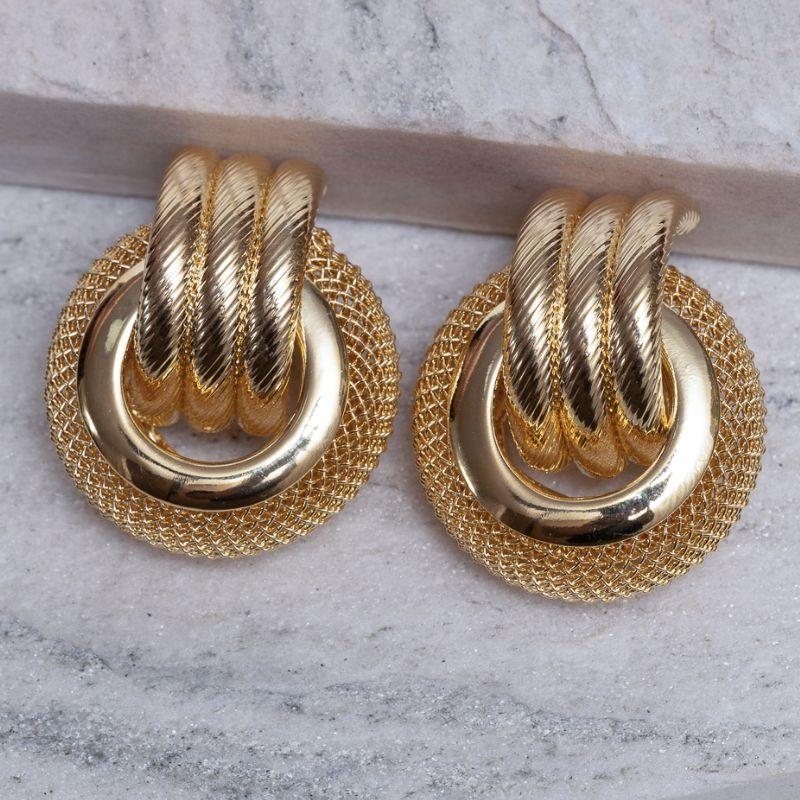 BRINCO ESTHER GRANDE ARAMADO BANHO OURO 18K