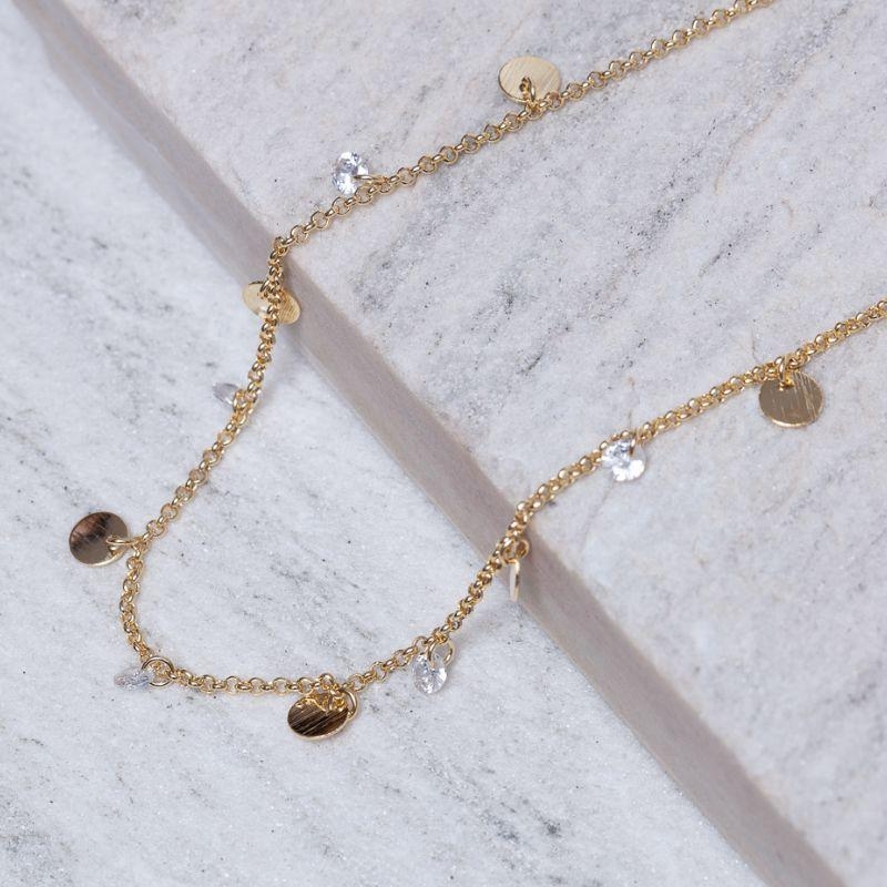 CHOKER PLAQUINHAS RISCADAS E CRISTAIS BANHO OURO 18K