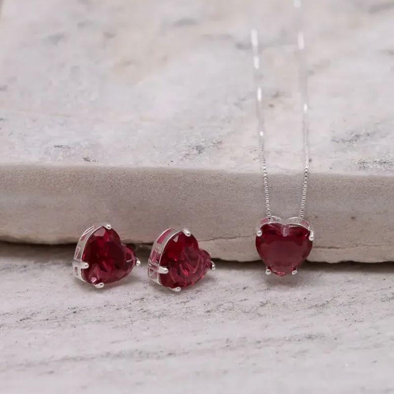 CONJUNTO CORAÇÃO PONTO DE LUZ COM PEDRA VERMELHO RUBI BANHO PRATA