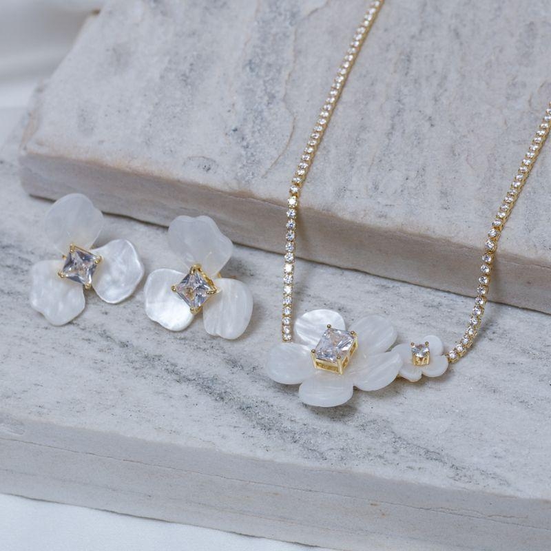 CONJUNTO FLOR LÍRIO BRANCO BANHO OURO 18K