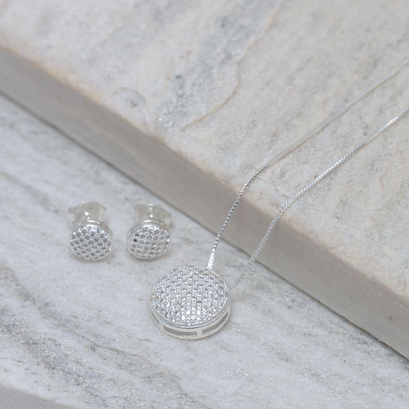 CONJUNTO REDONDO CRAVEJADO COM ZIRCÔNIAS BANHO PRATA