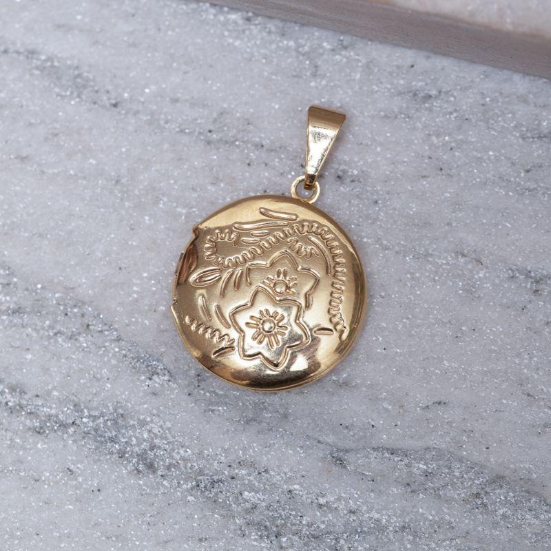 PINGENTE RELICÁRIO REDONDO TRABALHADO BANHO OURO 18K