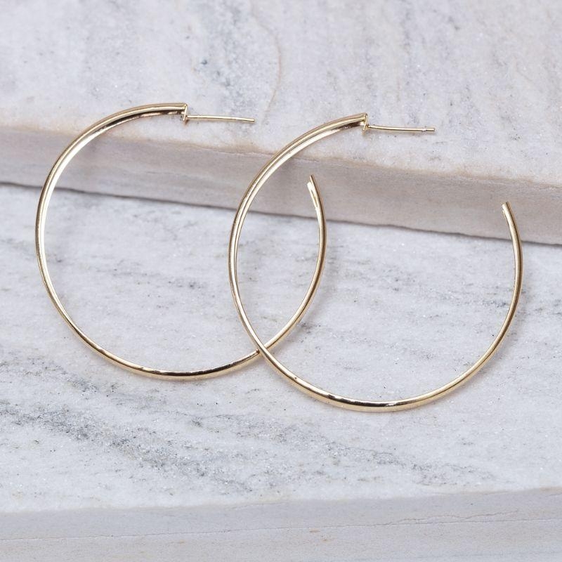 BRINCO ARGOLA ACHATADA BANHO OURO 18K
