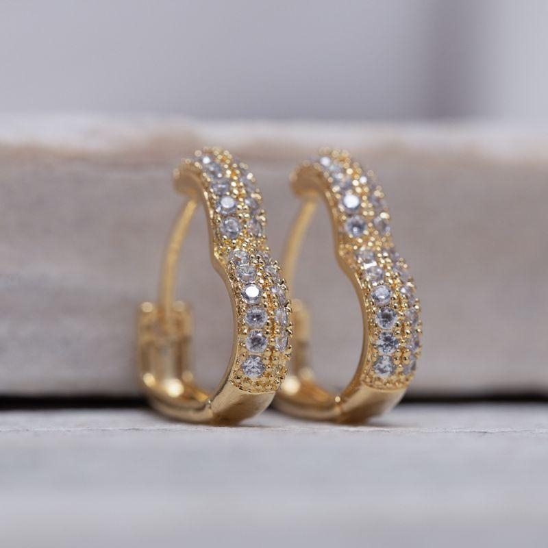 BRINCO ARGOLA CORAÇÃO G CRAVEJADA BANHO OURO 18K