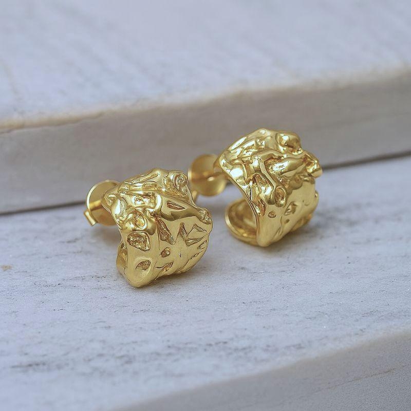 BRINCO ARGOLA ORGÂNICA AMASSADA BANHO OURO 18K