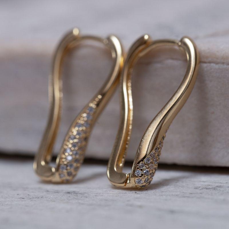 BRINCO ARGOLA ORGÂNICA CRAVEJADA BANHO OURO 18K