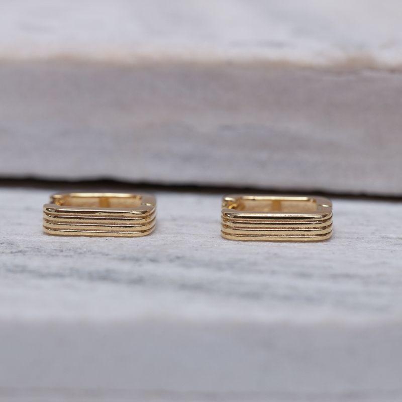 BRINCO ARGOLA QUADRADA RISCADA BANHO OURO 18K
