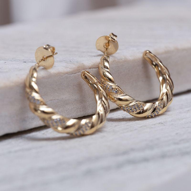 BRINCO ARGOLA TORCIDA COM ZIRCÔNIAS BANHO OURO 18K