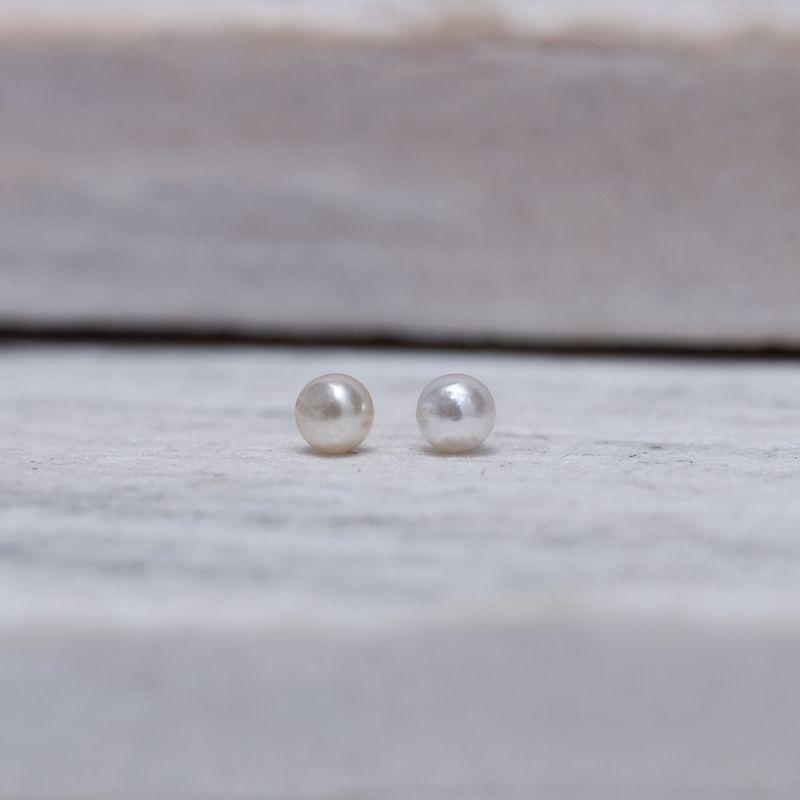 BRINCO PÉROLA PP BANHO OURO 18K