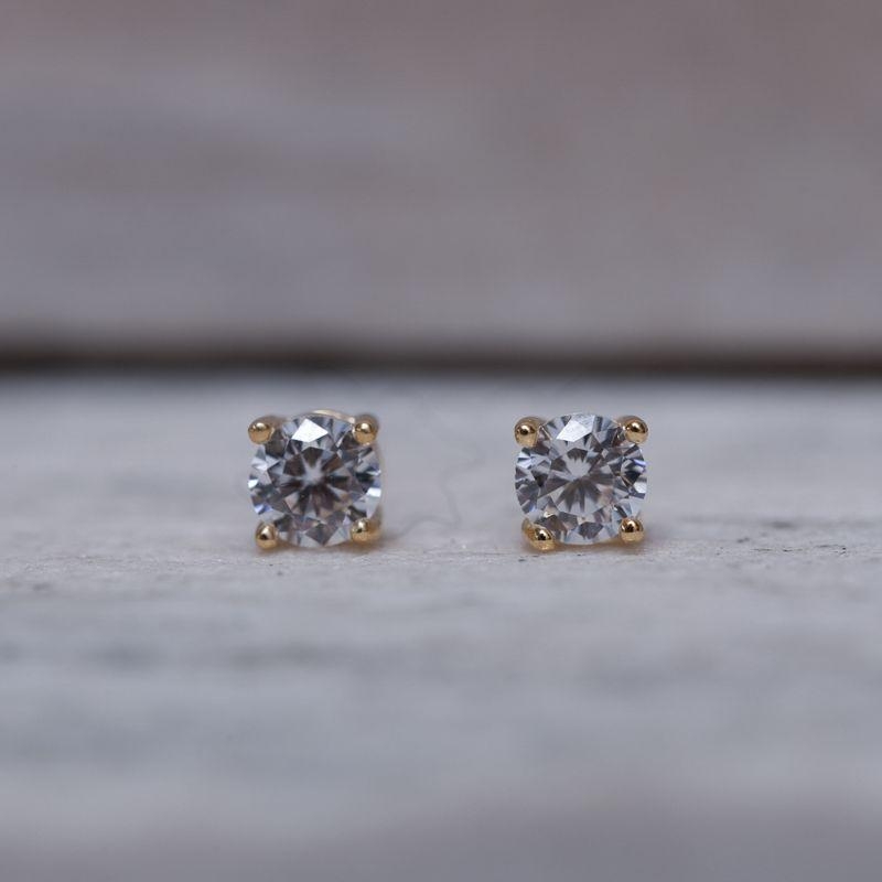 BRINCO PONTO DE LUZ 4 GARRAS BANHO OURO 18K