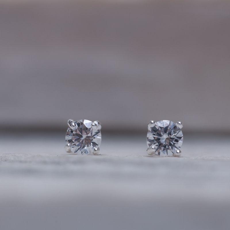BRINCO PONTO DE LUZ 4 GARRAS BANHO PRATA
