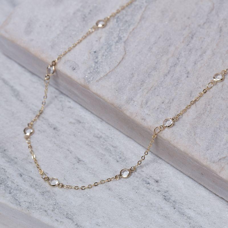 CHOKER COM PEDRINHAS CRISTAIS BANHO OURO 18K