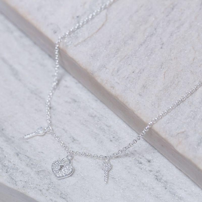 CHOKER CORAÇÃO CADEADO E CHAVE BANHO PRATA
