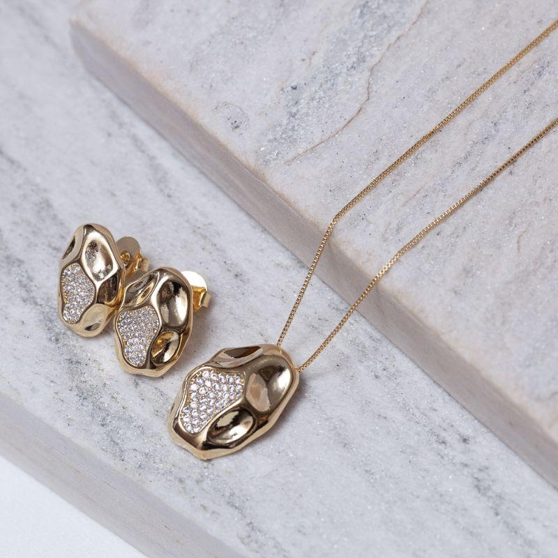 CONJUNTO ORGÂNICO COM ZIRCÔNIAS BANHO DOURADO