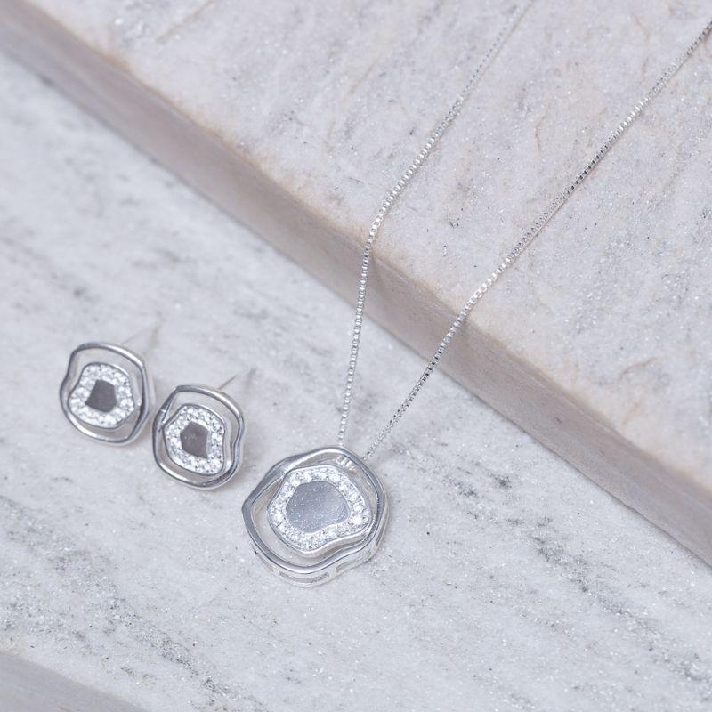 CONJUNTO ORGÂNICO COM ZIRCÔNIAS BANHO PRATA