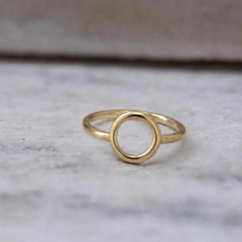 ANEL CÍRCULO LISO VAZADO BANHO OURO 18K