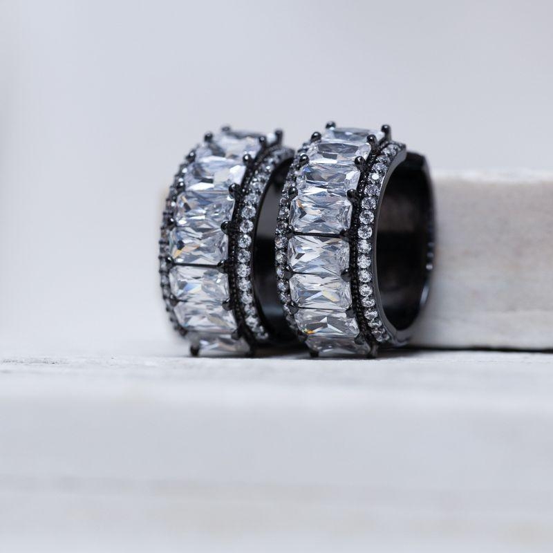 BRINCO ARGOLA COM PEDRAS CRISTAIS BANHO RÓDIO NEGRO
