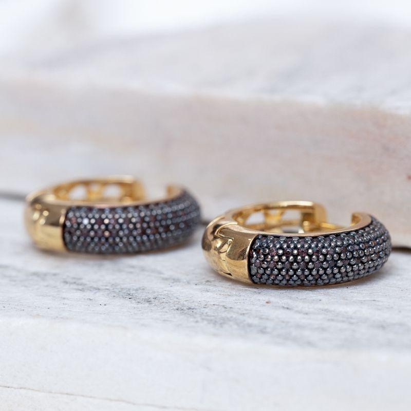 BRINCO ARGOLA COM ZIRCÔNIAS NEGRAS BANHO OURO 18K