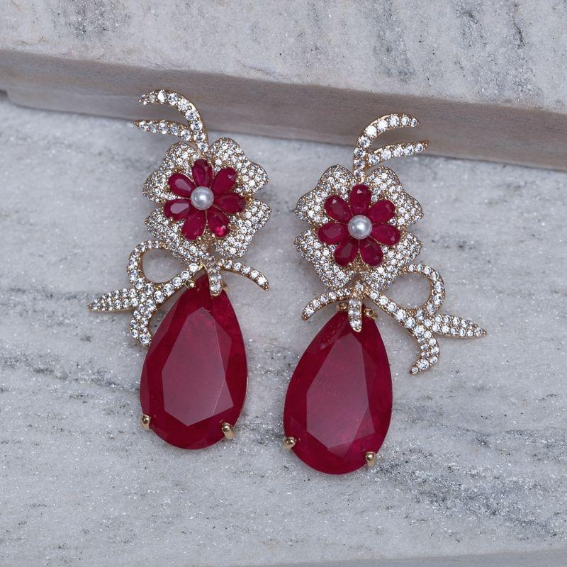 BRINCO FESTA FLOR COM PEDRA MARSALA BANHO OURO 18K