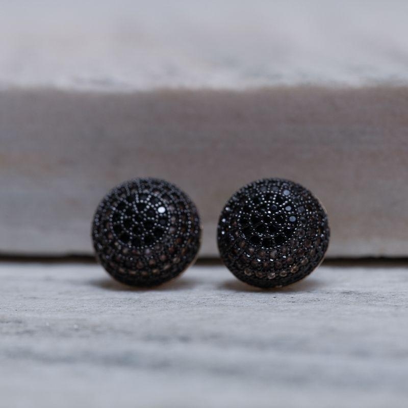 BRINCO MEIA BOLA CRAVEJADA MARROM BANHO OURO 18K