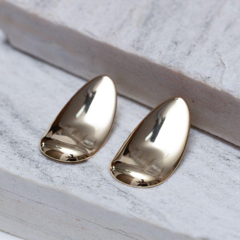 BRINCO ORGÂNICO LISO BANHO OURO 18K